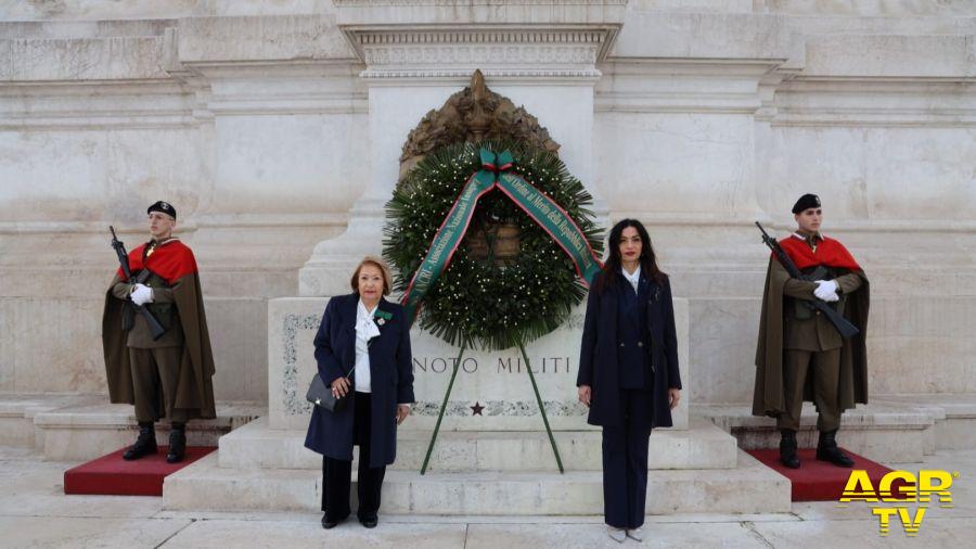 deposizione di una corona d’alloro al Milite Ignoto all’Altare della Patria dalle insignite OMRI nel 75° anniversario dell’Ordine al Merito della Repubblica Italiana deposizione di una corona d’alloro al Milite Ignoto all’Altare della Patria dalle insignite OMRI nel 75° anniversario dell’Ordine al Merito della Repubblica Italiana