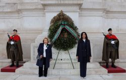 Roma, Altare della Patria: corona d’alloro per i Caduti nel 75° dell’Ordine al Merito della Repubblica Italiana