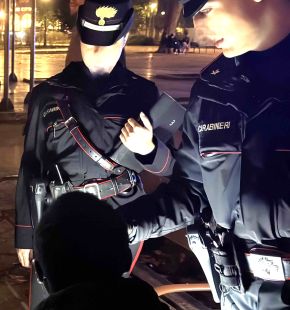 Roma Esquilino, tentata rapina in un bar, 25enne armato di due bottiglie rotte minaccia il titolare, arrestato