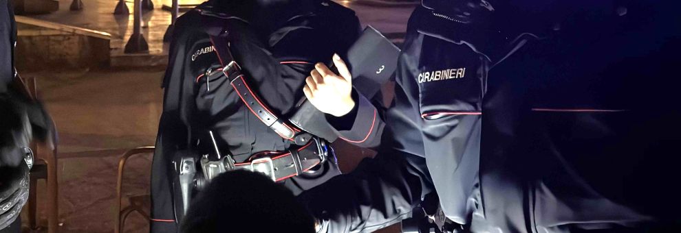 Roma Esquilino, tentata rapina in un bar, 25enne armato di due bottiglie rotte minaccia il titolare, arrestato Roma Esquilino, tentata rapina in un bar, 25enne armato di due bottiglie rotte minaccia il titolare, arrestato