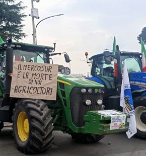 Roma, trattori in piazzale Ostiense: protesta degli agricoltori contro l’accordo UE-Mercosur