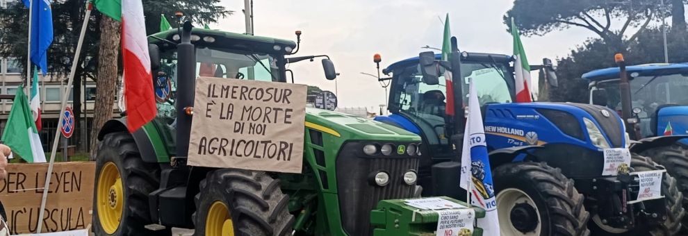 Roma, trattori in piazzale Ostiense: protesta degli agricoltori contro l’accordo UE-Mercosur