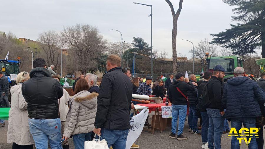 Associazioni di consumatori, agricoltori e manifestanti si sono riuniti in piazzale Ostiense a Roma