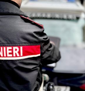 Torvajanica, lite in strada per rumori molesti con ubriachi, nella colluttazione gli stacca con un morso la falange di un dito