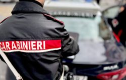 Torvajanica, lite in strada per rumori molesti con ubriachi, nella colluttazione gli stacca con un morso la falange di un dito