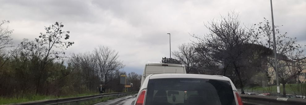 Roma – Traffico rallentato su via Ostiense per allagamenti dopo il forte temporale
