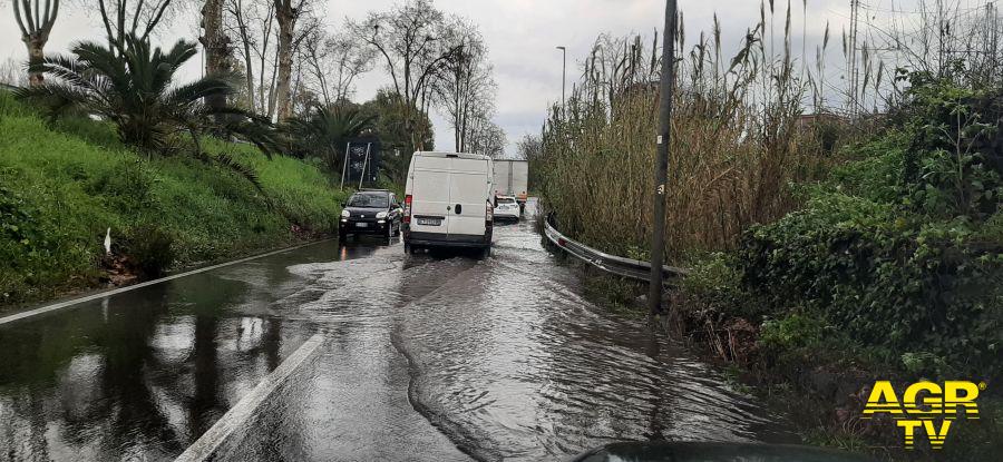 Roma traffico rallentato su via Ostiense per allagamenti dopo forte pioggia