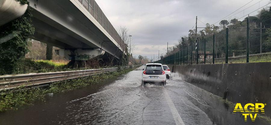 Roma traffico rallentato su via Ostiense per allagamenti dopo forte pioggia