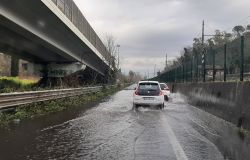 Roma traffico rallentato su via Ostiense per allagamenti dopo forte pioggia