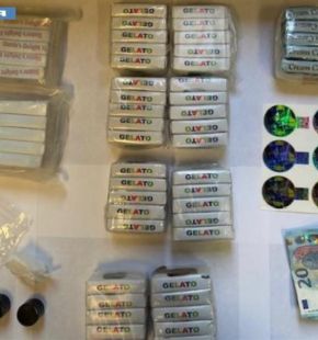 Roma, finisce fuori strada con un auto a noleggio metri trasportava 10 kg. di hashish...arrestato