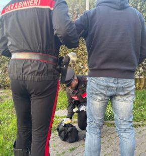Roma, retata dei Carabinieri, trovato 21enne nascosto nell'armadio di casa con 1 kg. di cocaina