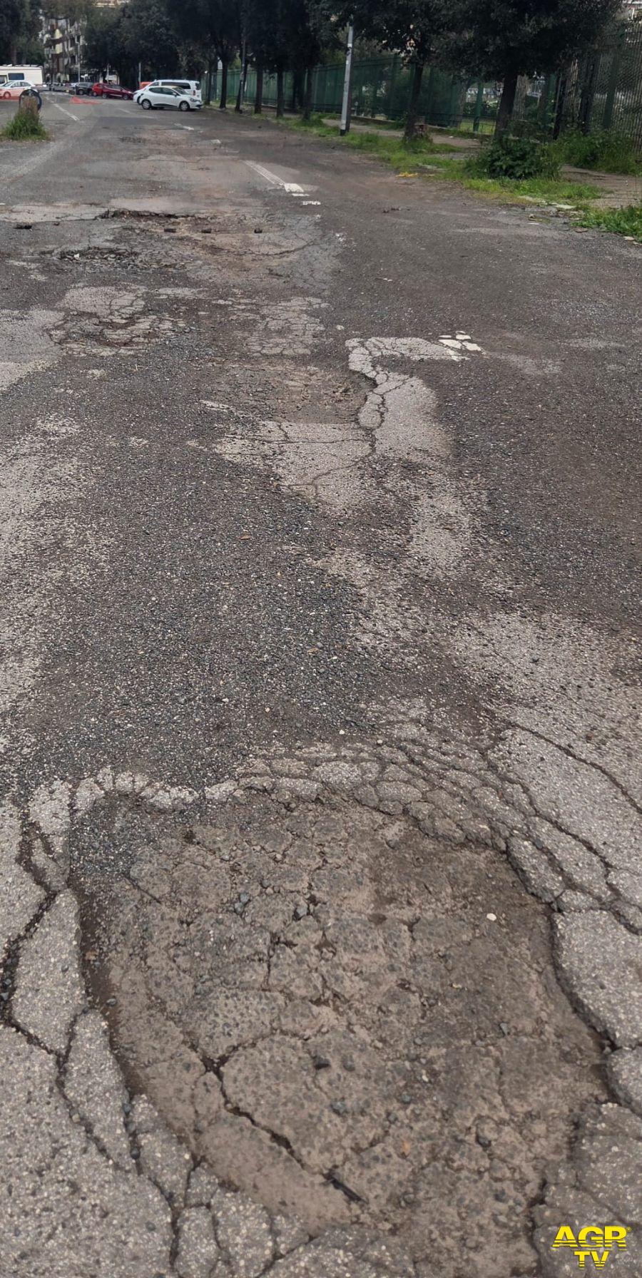 Tratto di strada ammalorata via Mar Arabico X Municipio Tratto di strada ammalorata via Mar Arabico X Municipio