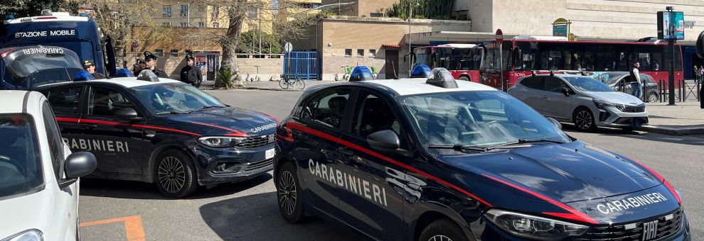 Ostia, in stazione con machete, coltelli a serramanico, mazze da baseball e droga, 7 persone denunciate, 2 in manette