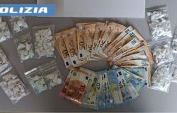 Roma, blitz della Polizia a Tor Bella Monaca, nella filiera della droga a due, 4 arresti tra pusher e vedette