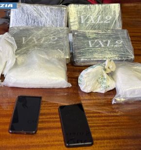 Roma, duro colpo allo spaccio al Quadraro, sequestrati oltre 7 kg. di cocaina ed arrestato il pusher Roma, duro colpo allo spaccio al Quadraro, sequestrati oltre 7 kg. di cocaina ed arrestato il pusher