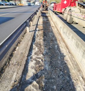 Casalbernocchi, nuovo asfalto sul marciapiede della via Ostiense per la stazione Metromare Casalbernocchi, nuovo asfalto sul marciapiede della via Ostiense per la stazione Metromare