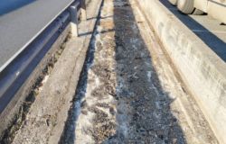 Casalbernocchi, nuovo asfalto sul marciapiede della via Ostiense per la stazione Metromare