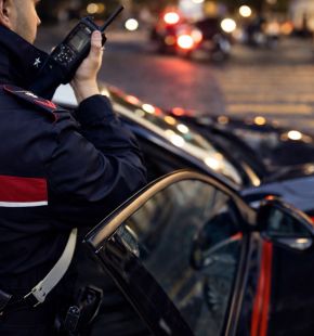 Roma, non si ferma all'alt e tenta la fuga, l'auto si ferma e riparte di scatto investendo un Carabiniere, arrestato Roma, non si ferma all'alt e tenta la fuga, l'auto si ferma e riparte di scatto investendo un Carabiniere, arrestato