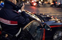 Roma, non si ferma all'alt e tenta la fuga, l'auto si ferma e riparte di scatto investendo un Carabiniere, arrestato