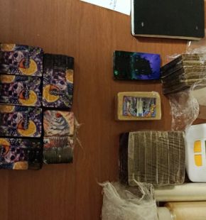 Roma, base dello spaccio in appartamento: sequestrati oltre 2 kg di droga, tre arresti Roma, base dello spaccio in appartamento: sequestrati oltre 2 kg di droga, tre arresti