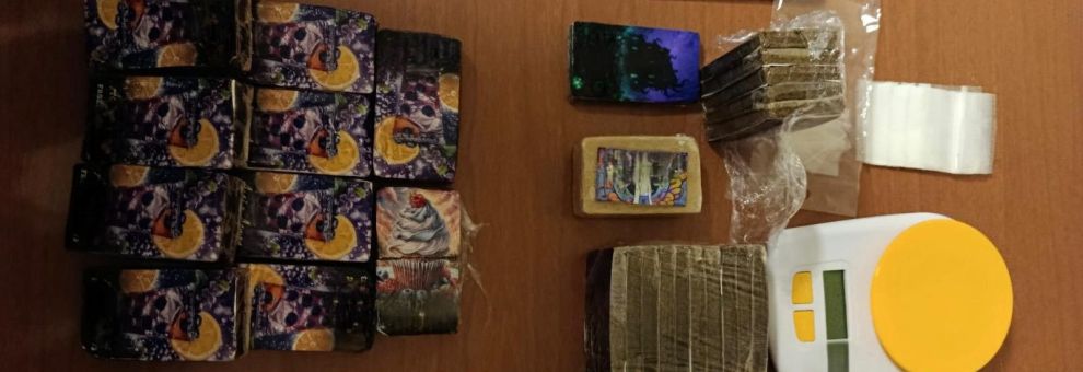 Roma, base dello spaccio in appartamento: sequestrati oltre 2 kg di droga, tre arresti Roma, base dello spaccio in appartamento: sequestrati oltre 2 kg di droga, tre arresti