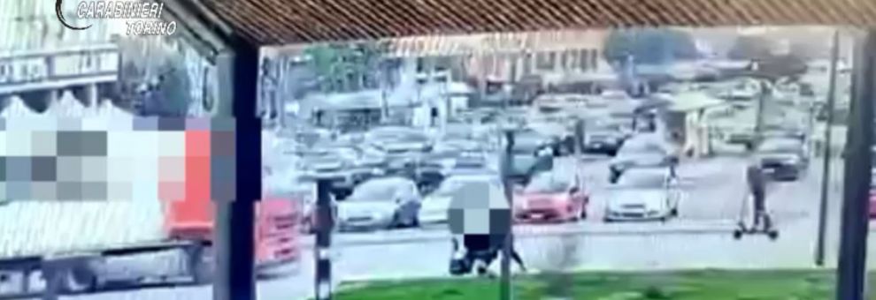 Torino, disabile rapinata al supermercato: strappate le catenine d'oro, arrestato 23enne Torino, disabile rapinata al supermercato: strappate le catenine d'oro, arrestato 23enne