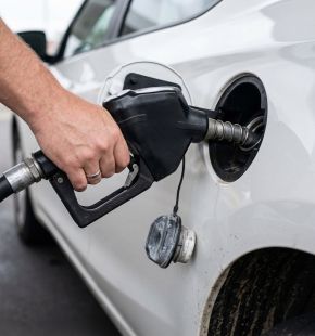 Benzina, l'Italia taglia le scorte petrolifere, Ministro Pichetto: la sicurezza energetica una priorità assoluta Benzina, l'Italia taglia le scorte petrolifere, Ministro Pichetto: la sicurezza energetica una priorità assoluta