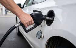 Benzina, l'Italia taglia le scorte petrolifere, Ministro Pichetto: la sicurezza energetica una priorità assoluta