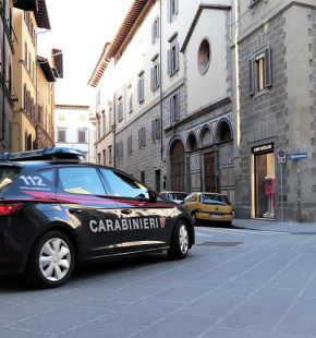 Firenze, ruba una birra e aggredisce la direttrice del supermercato, arrestato dai Carabinieri Firenze, ruba una birra e aggredisce la direttrice del supermercato, arrestato dai Carabinieri