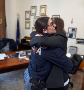 Roma, seduto sul davanzale tenta di lanciarsi nel vuoto, afferrato e salvato da due poliziotti Roma, seduto sul davanzale tenta di lanciarsi nel vuoto, afferrato e salvato da due poliziotti