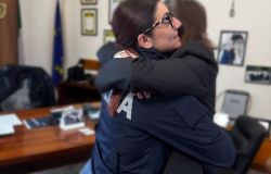 Polizia la moglie dell'uomo abbraccia uno degli agenti intervenuti