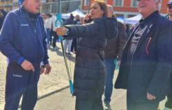 l'Assessore_regionale Elena_Palazzo_si_cimenta_con_il_tiro_con_l'arco foto da comunicato stampa