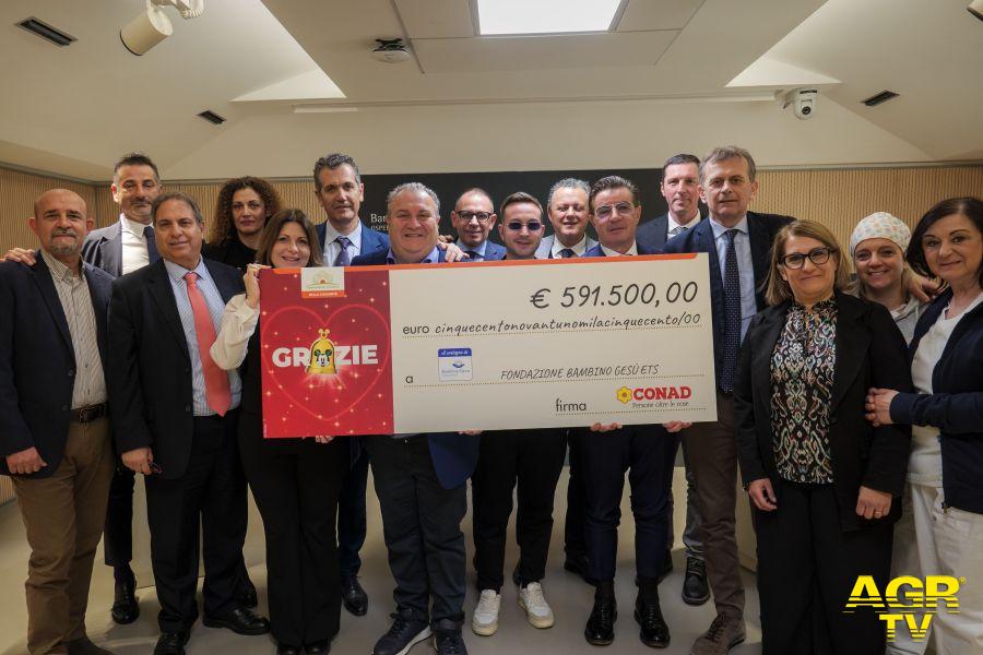 La consegna dell'assegno all'Ospedale Bambino Gesù foto da comunicato stampa Conad La consegna dell'assegno all'Ospedale Bambino Gesù foto da comunicato stampa Conad