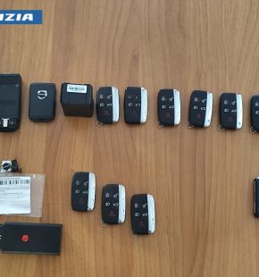 Roma, rubavano solo auto di lusso, arrestati due stranieri Roma, rubavano solo auto di lusso, arrestati due stranieri