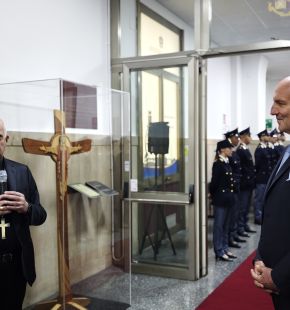 Roma, il Vaticano dona alla Questura la Croce del Giubileo 2025, come eredità dell'Anno Santo