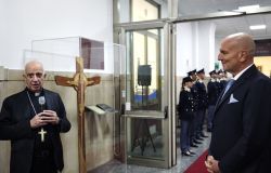 Roma, il Vaticano dona alla Questura la Croce del Giubileo 2025, come eredità dell'Anno Santo