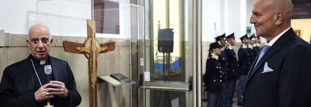 Roma, il Vaticano dona alla Questura la Croce del Giubileo 2025, come eredità dell'Anno Santo Roma, il Vaticano dona alla Questura la Croce del Giubileo 2025, come eredità dell'Anno Santo