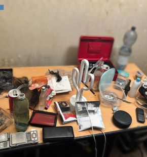 Roma, scoperta una piazza per lo spaccio dove si poteva consumare subito la droga, arrestata una coppia