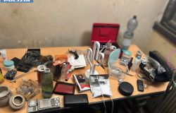 Roma, scoperta una piazza per lo spaccio dove si poteva consumare subito la droga, arrestata una coppia