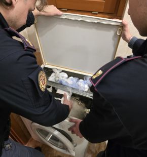 Roma, lavatrice stupefacente con un 1 kg. di cocaina nascosto nella strumentazione, arrestato 48enne