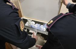 Roma, lavatrice stupefacente con un 1 kg. di cocaina nascosto nella strumentazione, arrestato 48enne