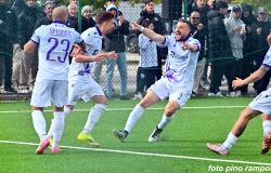 La festa dei giocatori dell'Ostia Mare dopo aver sbloccato il risultatoph credit Pino Rampolla