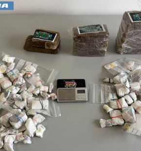 Roma, in manette padre e figlio per spaccio, il padre rimediava i clienti, il figlio cedeva la droga Roma, in manette padre e figlio per spaccio, il padre rimediava i clienti, il figlio cedeva la droga