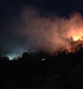 Incendio boschivo a Laveno Mombello, Canadair in azione: fiamme sotto controllo