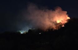 Incendio boschivo a Laveno Mombello, Canadair in azione: fiamme sotto controllo