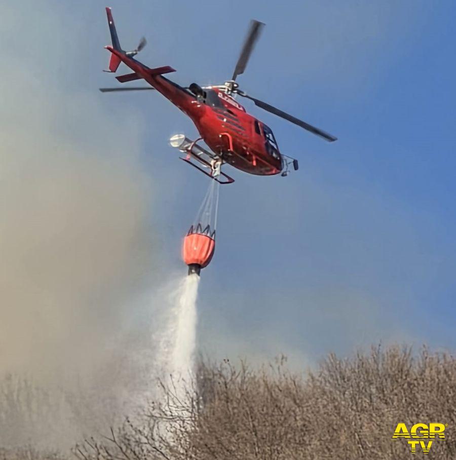 Incendio Laveno Mombello oggi: Canadair e elicotteri, situazione sotto controllo - PH Credits ©Alessandro Contaldo