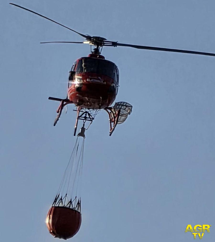 Incendio Laveno Mombello oggi: Canadair e elicotteri, situazione sotto controllo - PH Credits ©Alessandro Contaldo