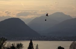 Incendio Laveno Mombello oggi: Canadair e elicotteri, situazione sotto controllo - PH Credits ©Alessandro Contaldo