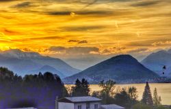 Incendio Laveno Mombello oggi: Canadair e elicotteri, situazione sotto controllo - PH Credits ©Alessandro Contaldo