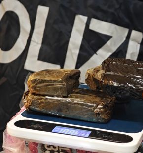 Roma Quarticciolo, droga nascosta tra tubi, fioriere e nascondigli naturali, 6 pusher in manette